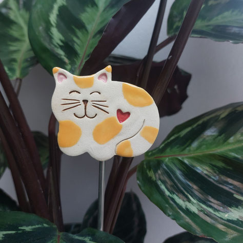 dicke orange gefleckte Keramikkatze
