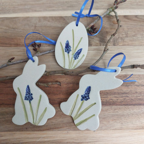 Keramik Osteranhänger mit Blumenprägung