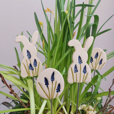 Hase und Ei mit Blumenprägung