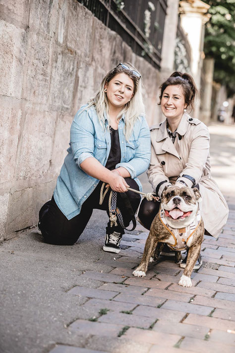 zwei Personen, ein Hund, Fotografie