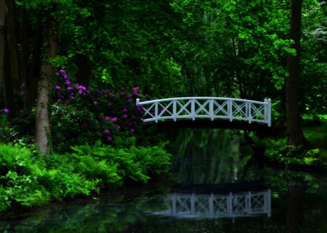 Brücke im Park der Evensburg