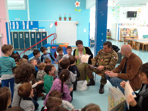 La Presidente della Sorgente dei Sogni con il Maresciallo Luogotenente Pietro Giacobbone della Caserma di Cordenons incontra i bambini delle sezione dei grandi della scuola dell'infanzia.