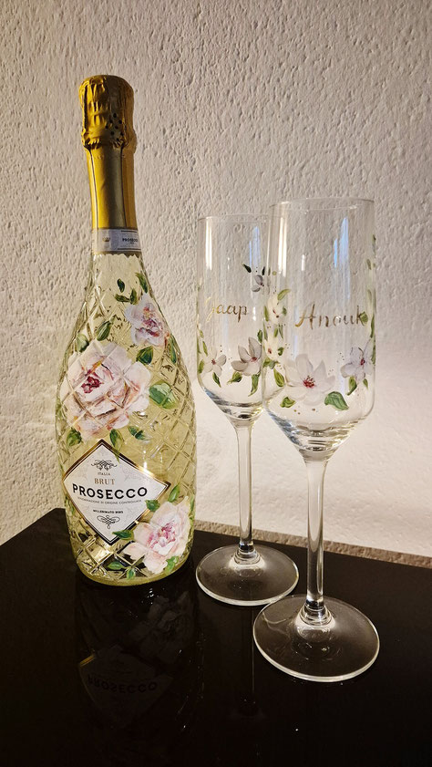 champagnefles met glazen als cadeau
