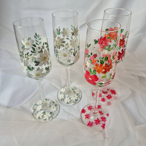 champagne glazen met bloemetjes versierd