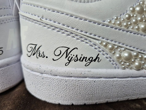 mrs plus nieuwe achternaam geschilderd op nike sneaker