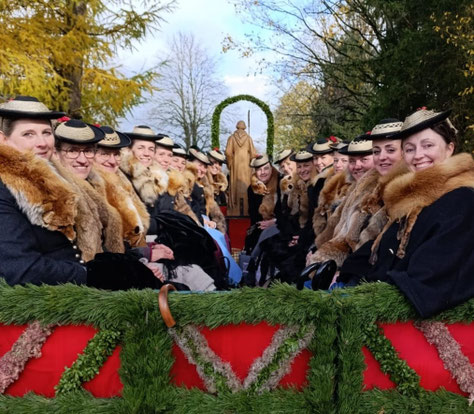 Frauen auf Leonhardiwagen 