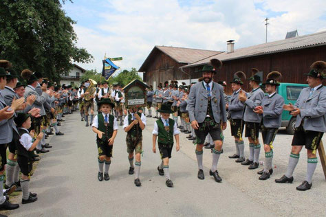 Trachtenvereinsmitglieder marschieren in Bad Ailbing