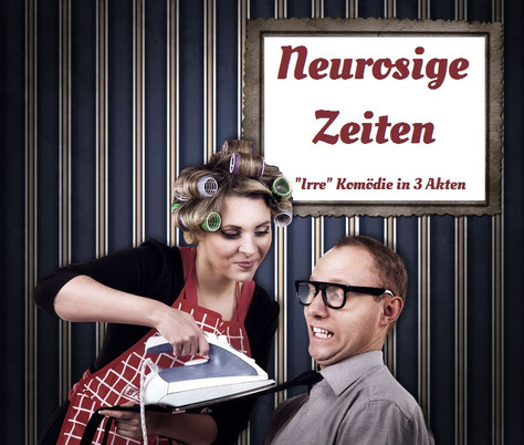 Frau bügelt die Krawatte ihres Mannes, obwohl dieser sie schon anhant. Dazu der Titel: "Neurosige Zeiten"