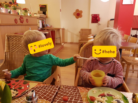 Unsere Rabauken füttern sich gegenseitig beim gemeinsamen Frühstück
