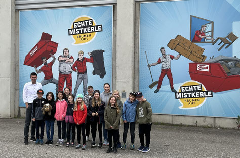 begeisterte Kinder der Volkschule zu Besuch bei den Echten Mistkerlen