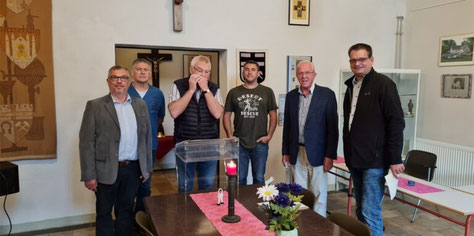 Hubert Schulte-Kemper (2. v.re.) vom Marler Heimatverein führte Markus Pliska (li.), Volker Seemann 2. v. li.), Patrick Seemann (3.v.re.) und Klaus Terheyden (re.) durch das Friedenshaus. Hermann Börste (3.v.li.) spielte Mundharmonika dazu. © privat