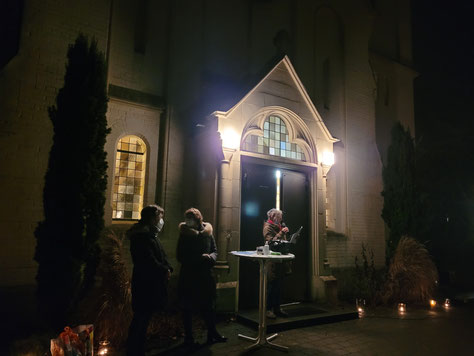 Foto der Adventsveranstaltung vor der evangelischen Kirche in Großdeinbach