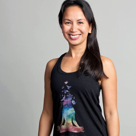 Portrait Anna Morf, erfahrene Yogalehrerin mit über 26 Jahren Erfahrung. Bildet Vinyasa Yoga Teachers aus und Seniorenyoga Teachers. 