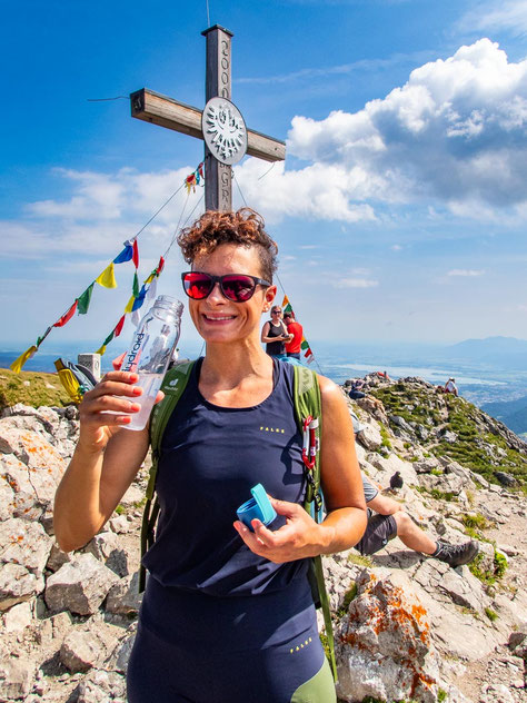 Elektrolytgetränk beim Wandern auf einer Bergtour