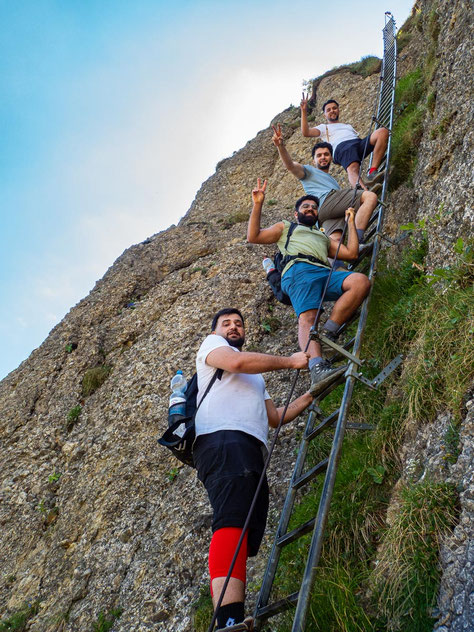 17 Meter hohe Stahlleiter unterhalb des Steinebergs in der Nagelfluhkette, die als Schlüsselstelle der Wanderung gilt. Teilnehmende des Integrationsprojekts Wanderglück beim Aufstieg.