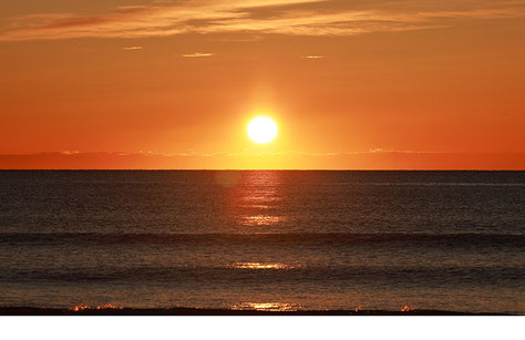 地中海に登る朝日