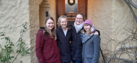Livia, Sofia, Friederike und Anna vor dem Gästehaus