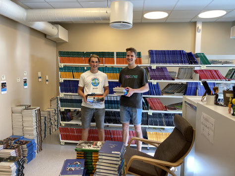 Hier helfen Paul und ich gerade den Sekretärinnen bei der Bücherausgabe.