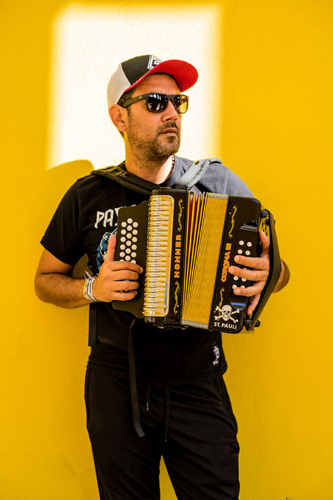Hernan Cortés ist Frontmann von Kumbia Boruka. Die achtköpfige Mestizo-Rock-Band aus Mexiko integriert am 30. Oktober im Reutlinger "Franz K" neben Reggae und Ska auch psychedelische Elemente in ihren Sound. Foto: Promo