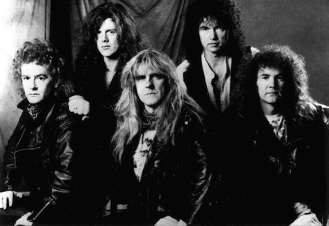 Saxon im Jahr 1993: Das britische Heavy Metal-Urgestein um Frontmann Biff Byford (Bildmitte) hätte beim „Castle Rock Festival“ auftreten sollen. Foto: Promo