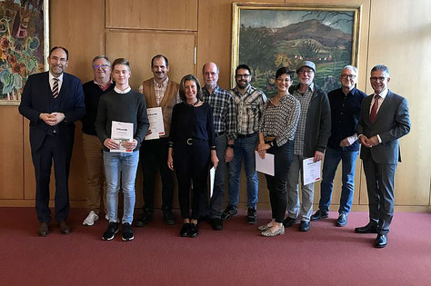 Die neuen Gewinner eingerahmt vom Ersten Landesbeamten Walter Holderried (links) und Martin Bücher, Vorstandsvorsitzender Kreisparkasse Biberach (rechts)