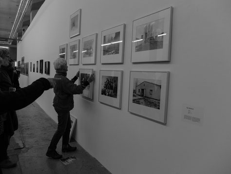 Die Fotografin Karin Wieckhorst beim Umhängen