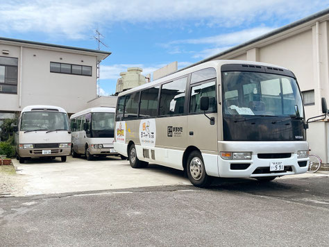ますがた荘の送迎用マイクロバス（３台）