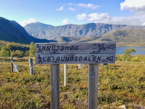 Wegweiser bei der ersten Wegkreuzung