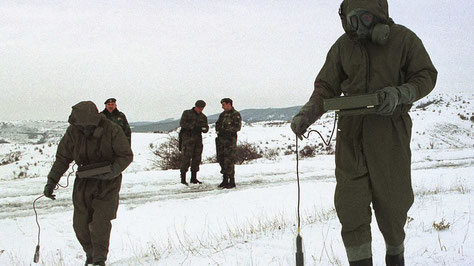 Soldaten der jugoslawischen Armee messen die Radioaktivität am Boden in der Nähe der südserbischen Stadt Presevo am 15. Januar 2001.