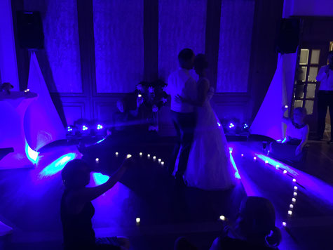Auf Hochzeiten begleitet DJ Chrizzy dee die Brautpaare vom Eröffnungstanz bis zum Abschlusstanz