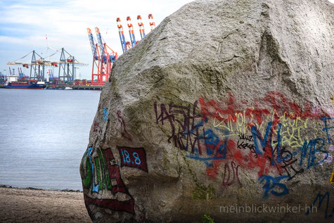 Findling an der Elbe Stein Fels Felsen alter Schwede Hafen Elbe Hamburg