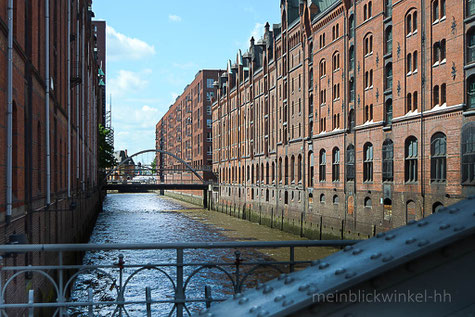 Hamburg Speicherstadt Wasser Elbe Fleet Schifffahrt Fleetfahrt Sightseeing Brücke Backsteine 