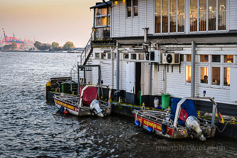 Elbe Hafen DLRG Boot Hamburg Wasser Fähranleger