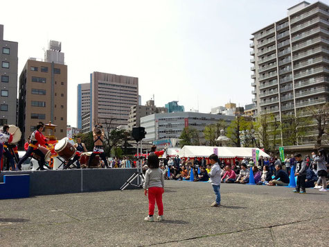 境内では、大江戸助六太鼓の演奏が始まりました。手裏剣戦隊ニンニンジャーは、この後だからね！