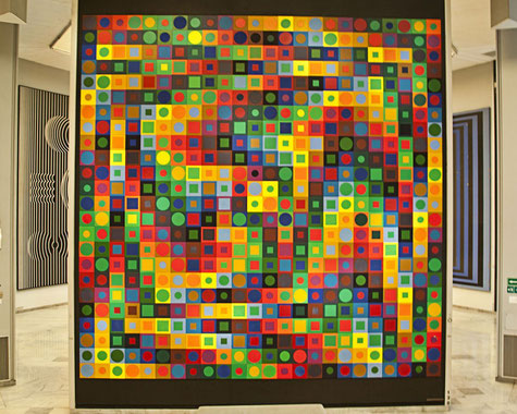 Oueuvre monumentale constituée de carrés de cartons colorés, avec à l'intérieur des cercles de couleurs et de tailles différentes qui créent l'illusion de volume #Provence #Art #AyniArt
