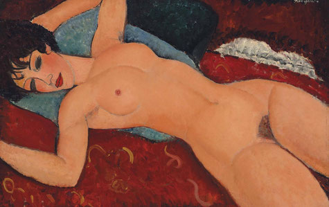 Une belle femme nue, brune est allongée sur un lit au drap rouge avec une taie bleue elle a les yeux clos , les lèvres rouges, les cheveux courts et la main gauche sous sa tête inclinée sur le côté..