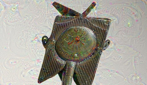 Le visage rond de la statue petite fille sautant à la corde retouchée par le logiciel Deep Dream semble flotter sur une surface liquide aux étranges animaux translucides #provence #art #ayniart