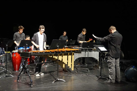 Ecole de musique EMC à Crolles - Grésivaudan : Ensemble de percussionnistes de 2nd cycle, Les Percus Pohoueur, durant un concert.