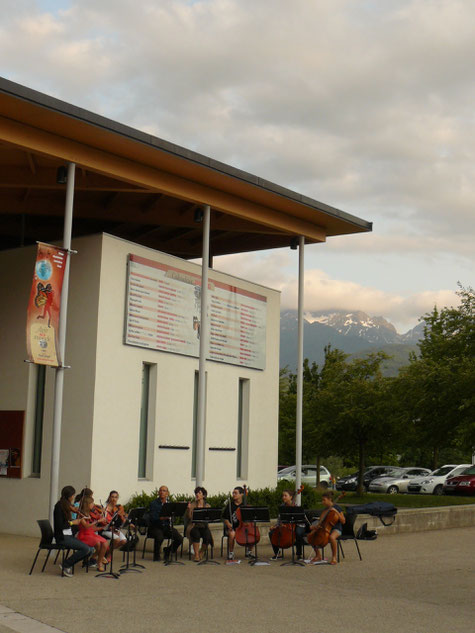 Ecole de musique EMC à Crolles - Grésivaudan : Espace Paul Jargot vue extérieur, avec les musiciens.