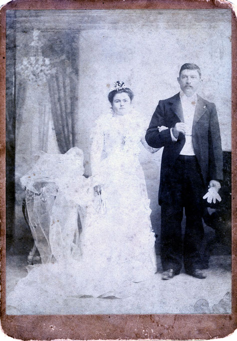 La foto de la boda de mis abuelos Juan Cambiaggio y Paula Lavarello el día 29 de abril de 1899, atrás lleva el sello del fotografo Esteban Vignale, del cual solo sé que era italiano, y estaba casado con Herminia Cambiaggio, hermana de Juan.