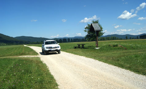Aussichtsreiche Piste nach Dolenje Jezero.