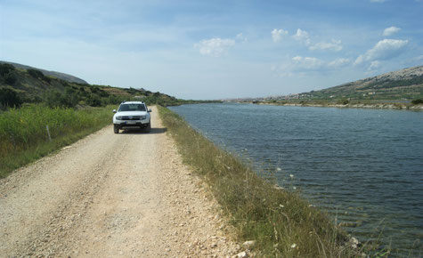 Schotterweg am Wasser entlang