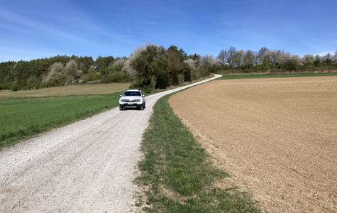 Entspannt zu fahrender Schotterweg
