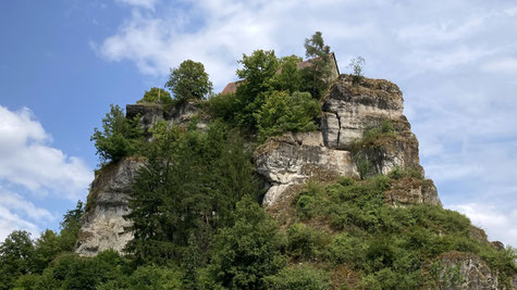 Mächtiger Fels über den Dächern von Pottenstein