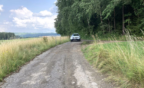 Schotterweg in einem Tal der Fränkischen Schweiz