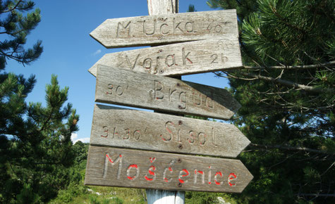 Wegweiser am Rand der Piste