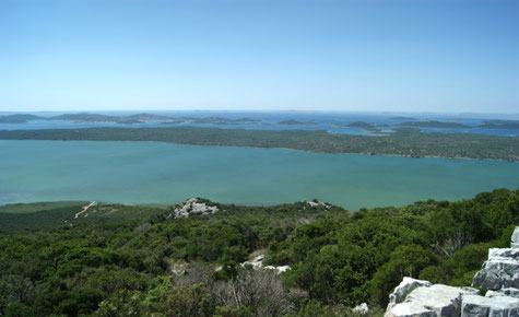Blick über den Vraner See auf die Kornaten