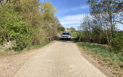 Verlauf des Pflasterweges über eine kleine Brücke