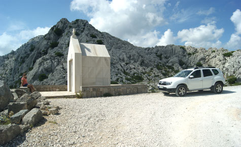 Kurzer Halt an der Kapelle