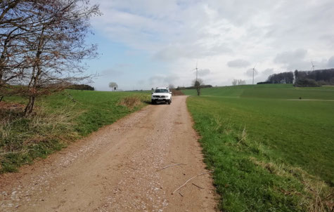 Schotterweg nahe des Wasserfalls Dreimühlen